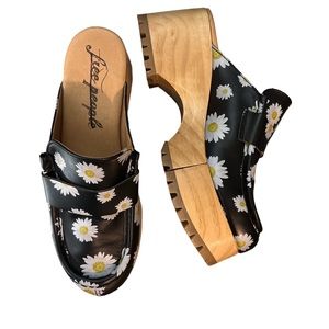 NEW Free People Daisy Print Clogs- NEVER WORN! 🌼